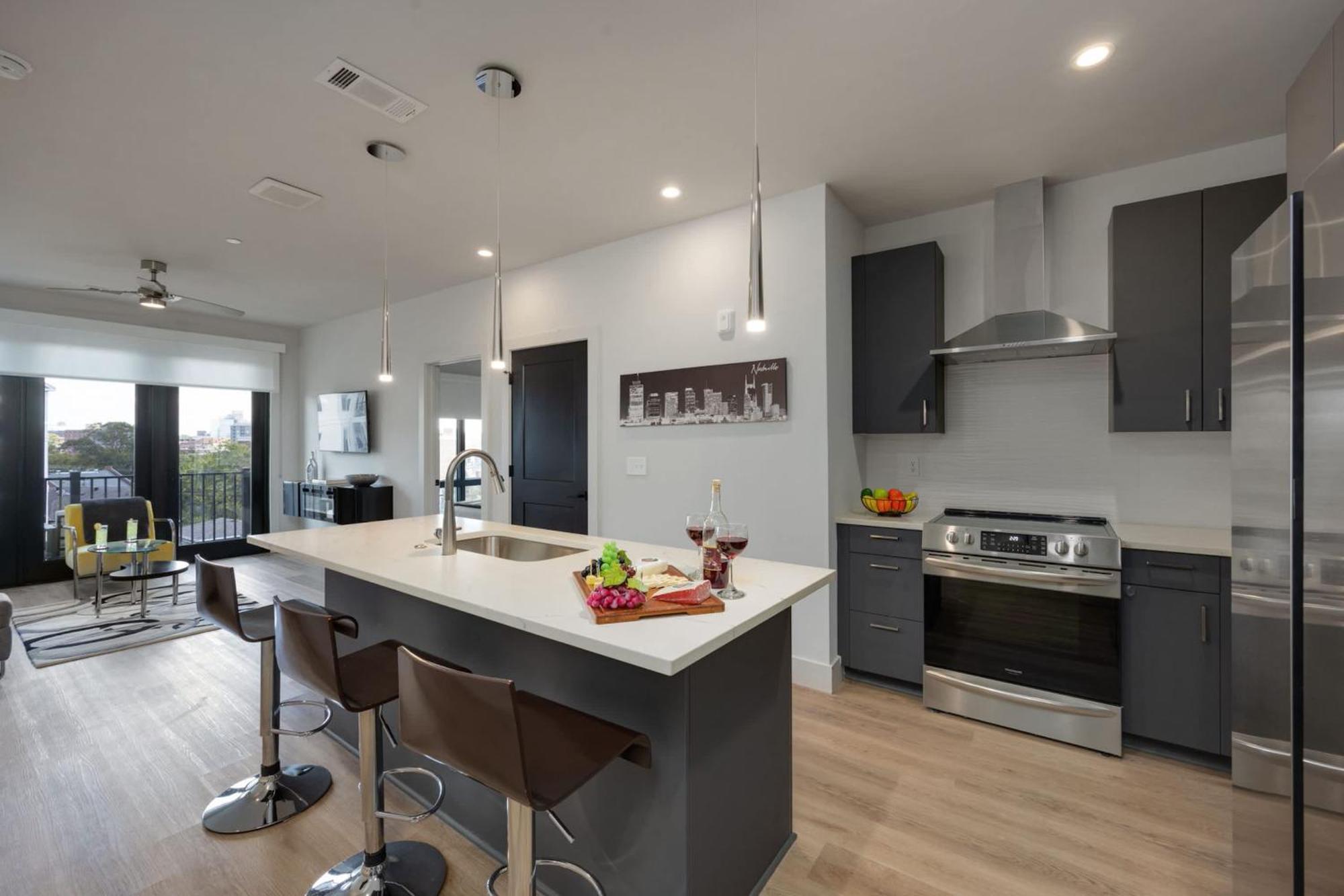 West End Getaway For 5 With Pool