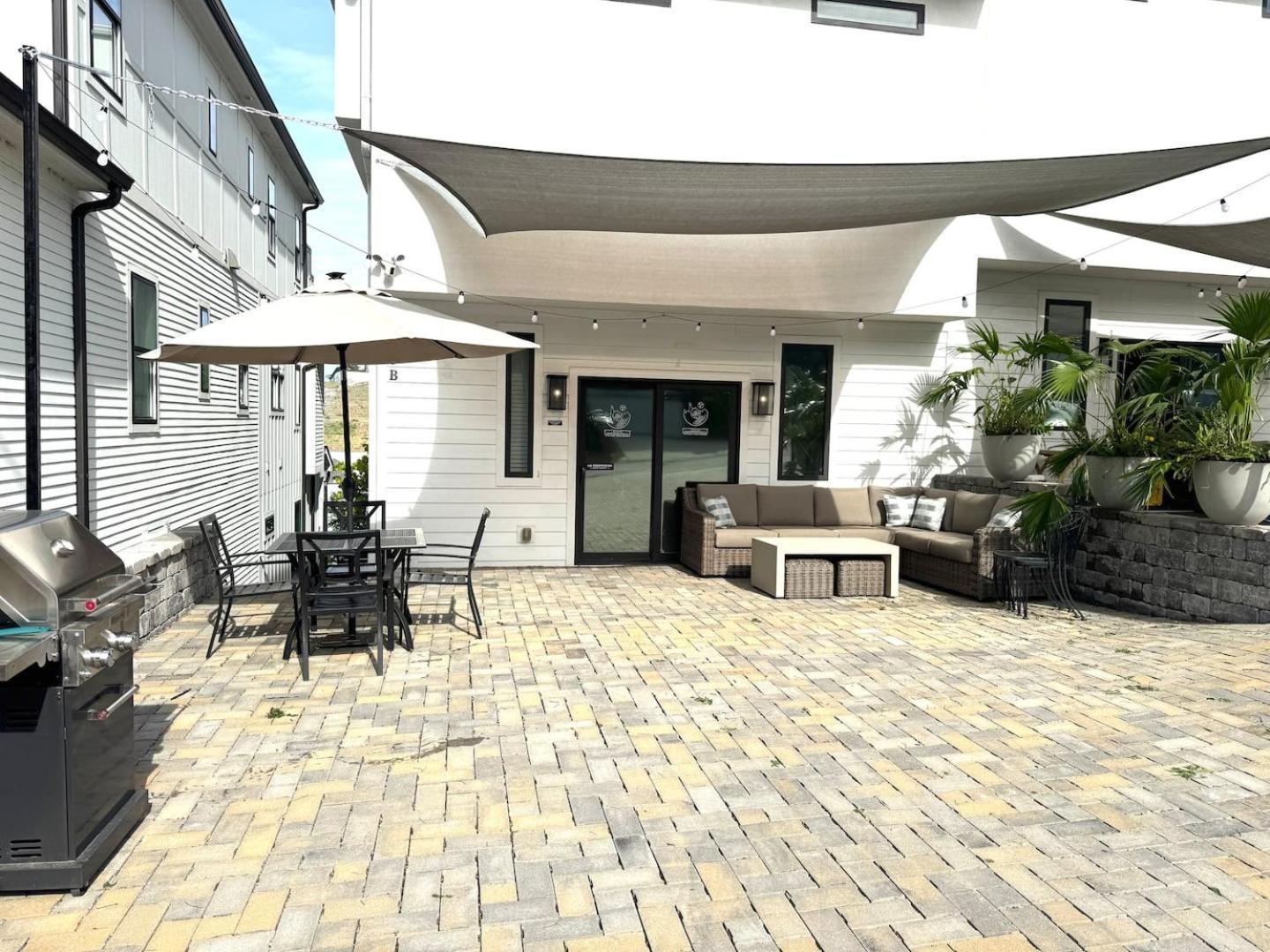 2mi Downtown Hot Tub Balcony 4 King Beds Holiday home