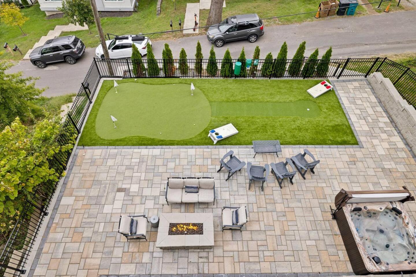 2mi Downtown Hot Tub Balcony 4 King Beds Holiday home Nashville