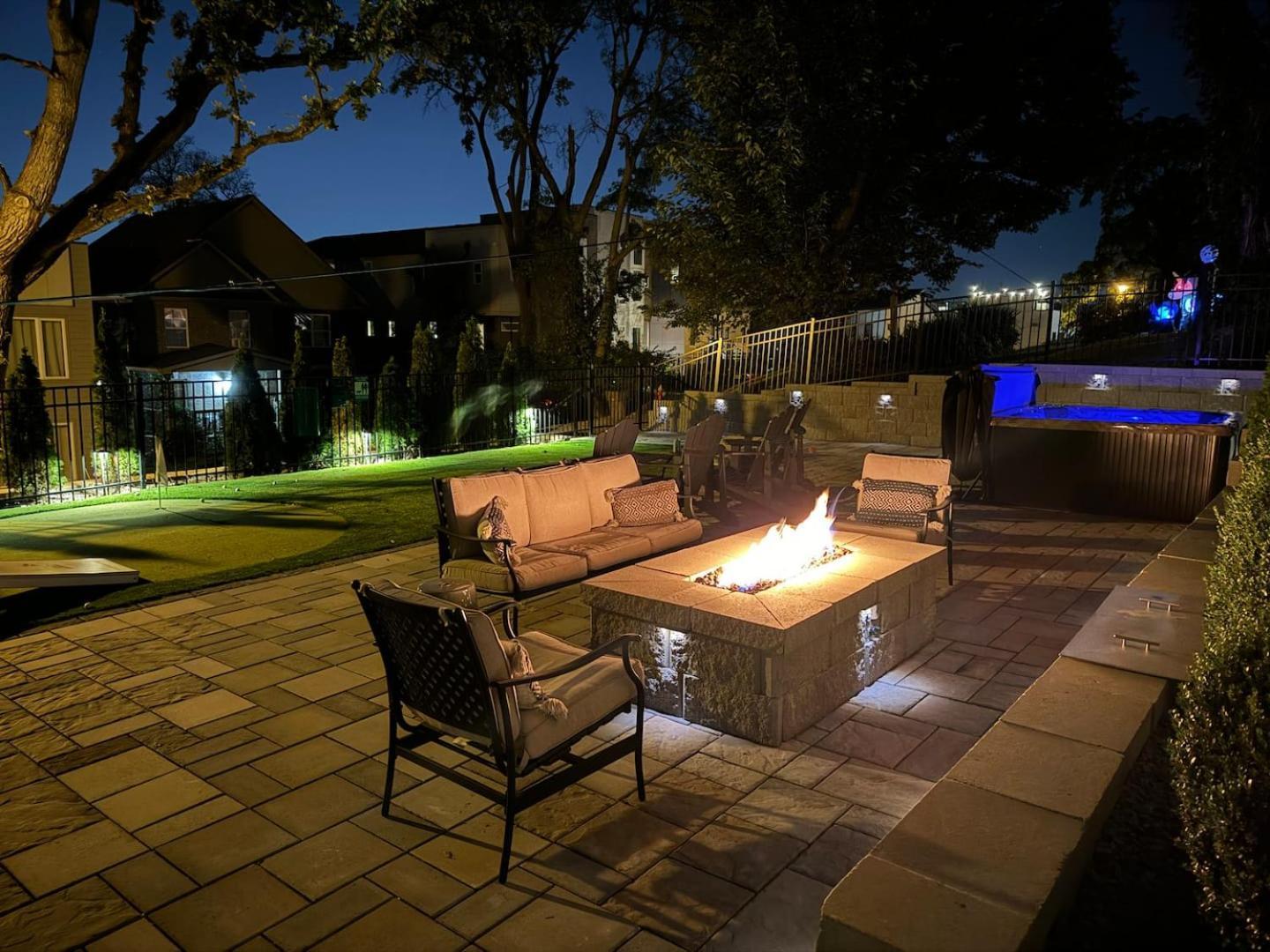 2mi Downtown Hot Tub Balcony 4 King Beds Holiday home