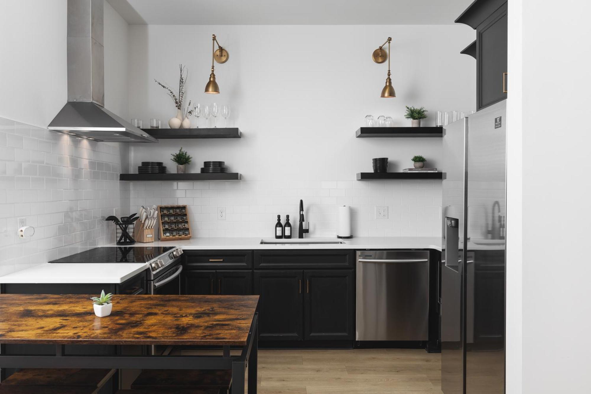 With Free Parking, 3 Mi Downtown & Stadium, By Coffee Apartment *