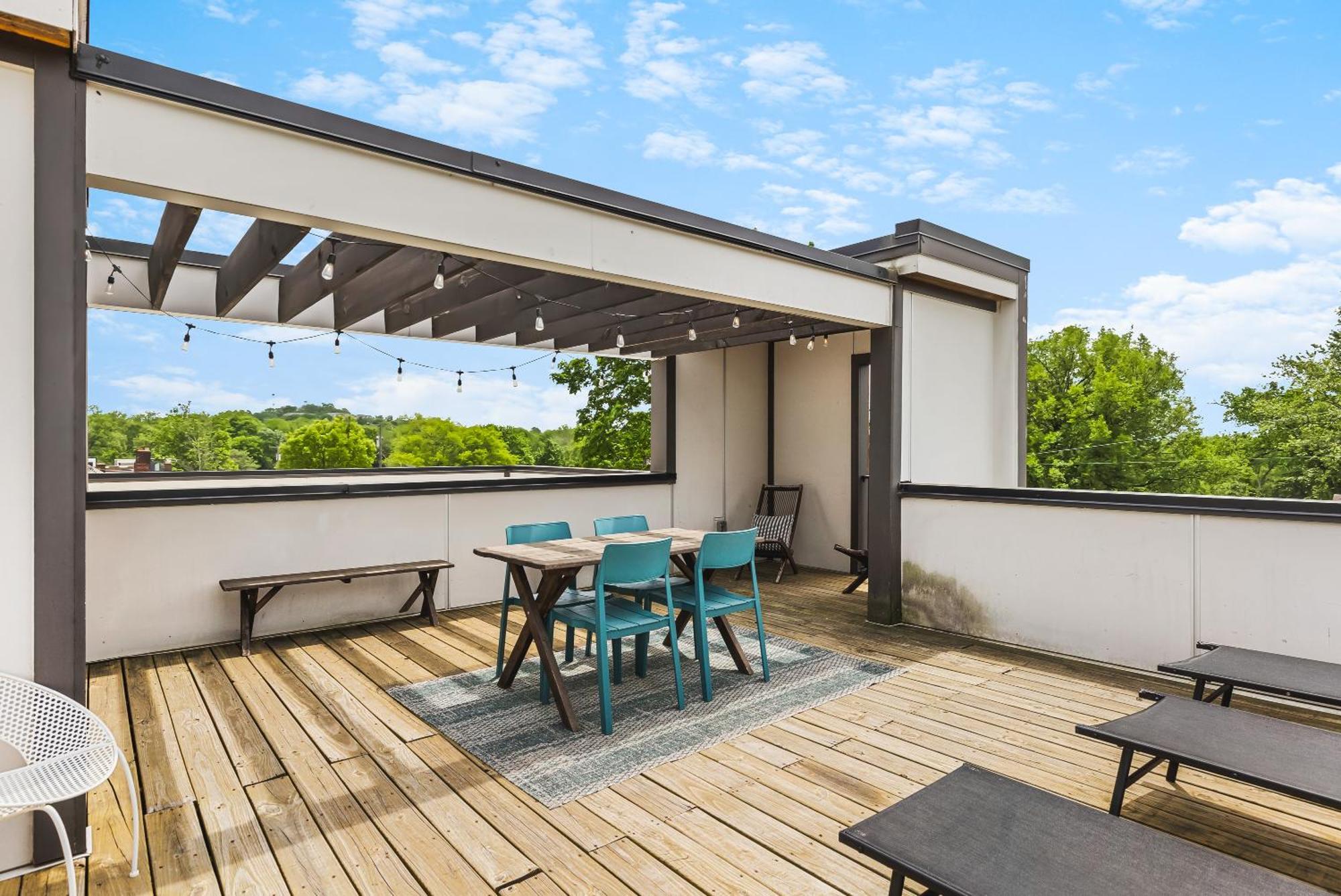 Modern Luxury With Rooftop Deck, 3 Mi To Downtown Holiday home
