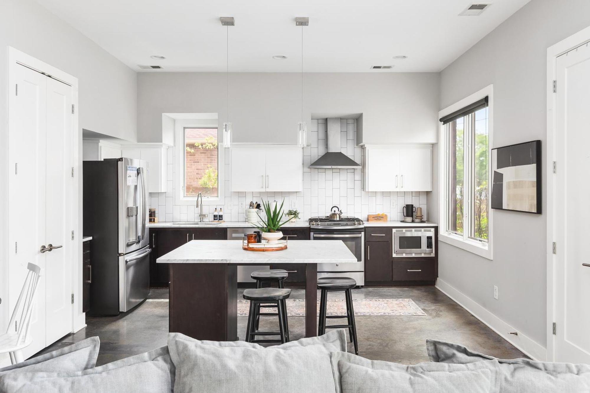 Modern Luxury With Rooftop Deck, 3 Mi To Downtown Holiday home *