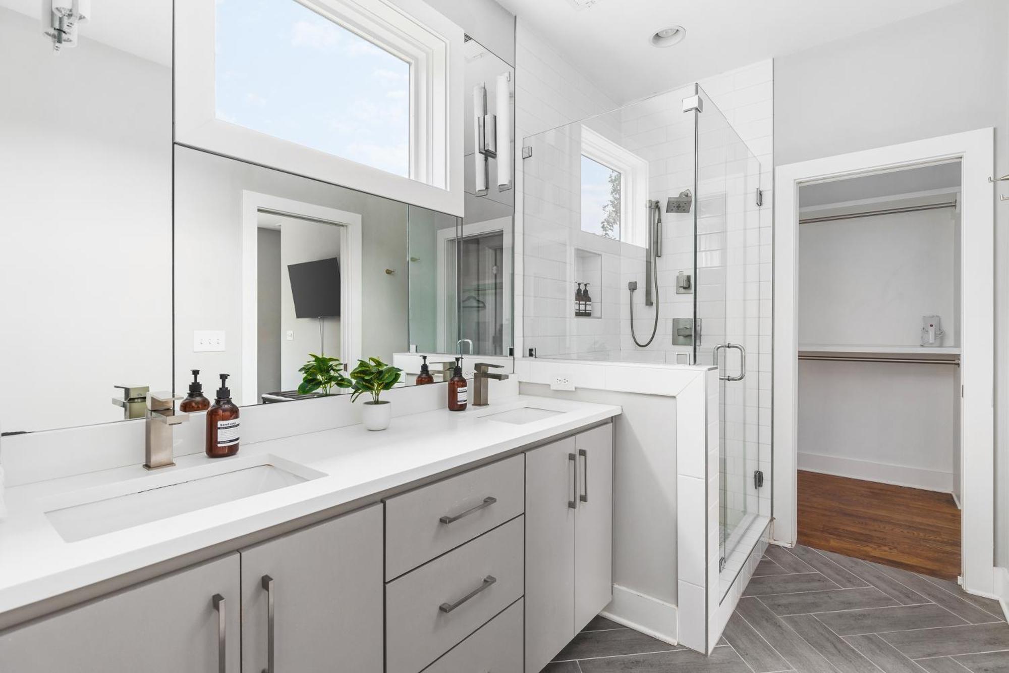 Modern Luxury With Rooftop Deck, 3 Mi To Downtown *