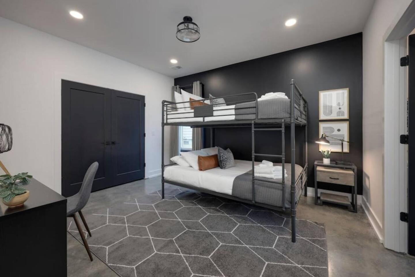 Skyline Luxury Rooftop Deck- King Suites- Garage