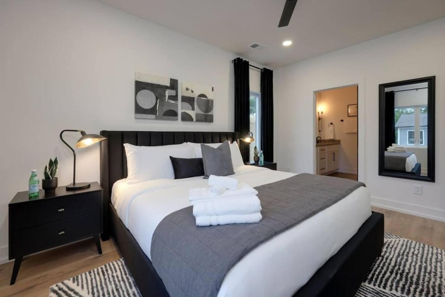 Holiday home Skyline Luxury Rooftop Deck- King Suites- Garage