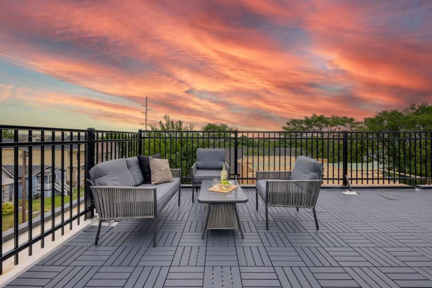 Skyline Luxury Rooftop Deck- King Suites- Garage Holiday home