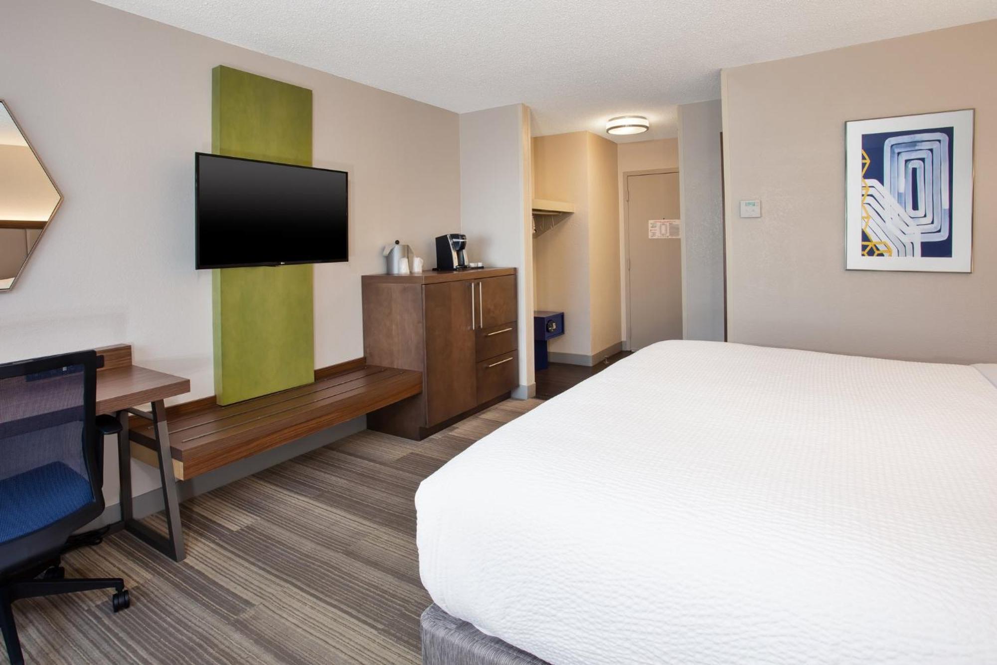 Hotel Express Airport By Ihg Nashville