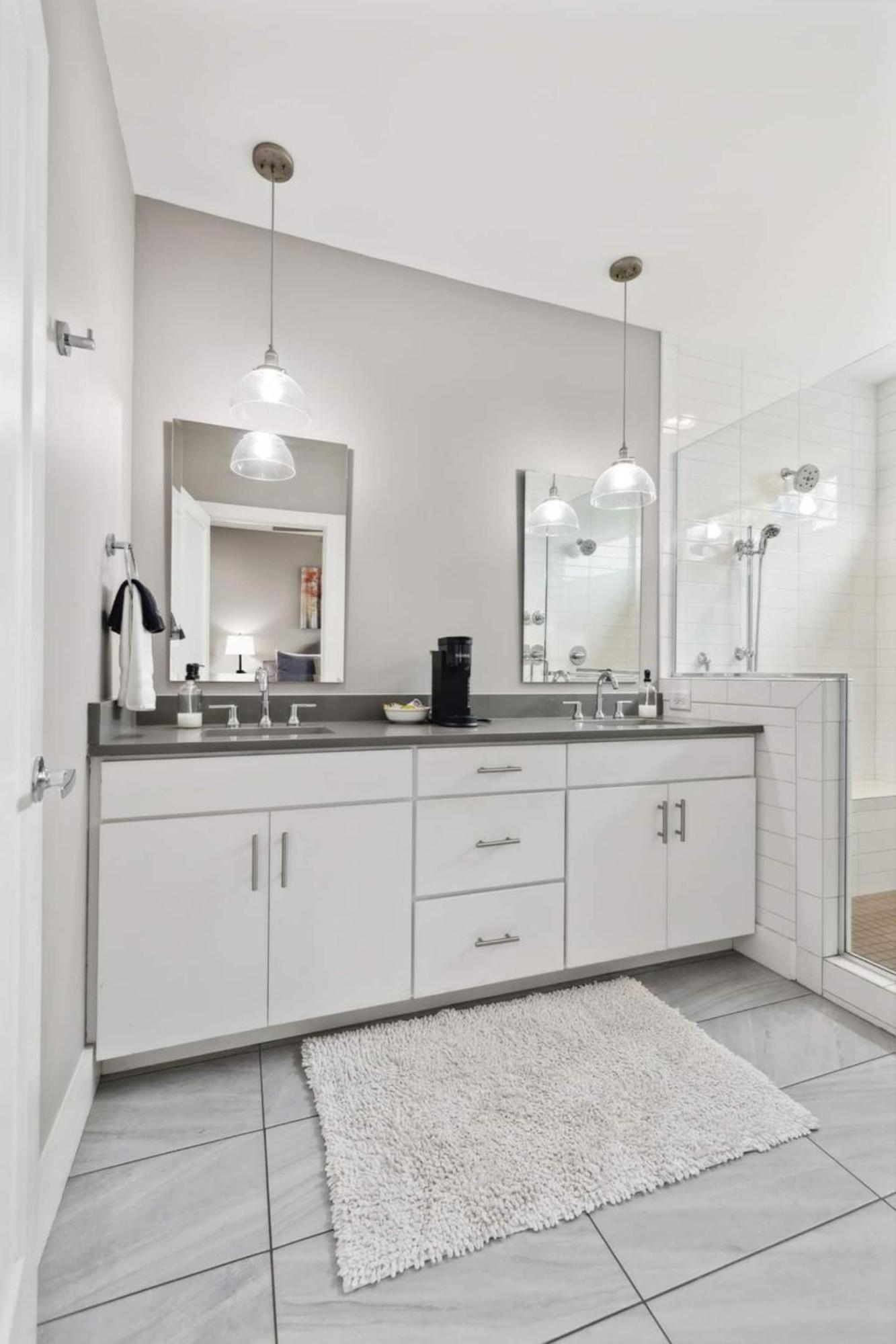 Holiday home 2mi Downtown Hot Tub Balcony 4 King Beds Nashville