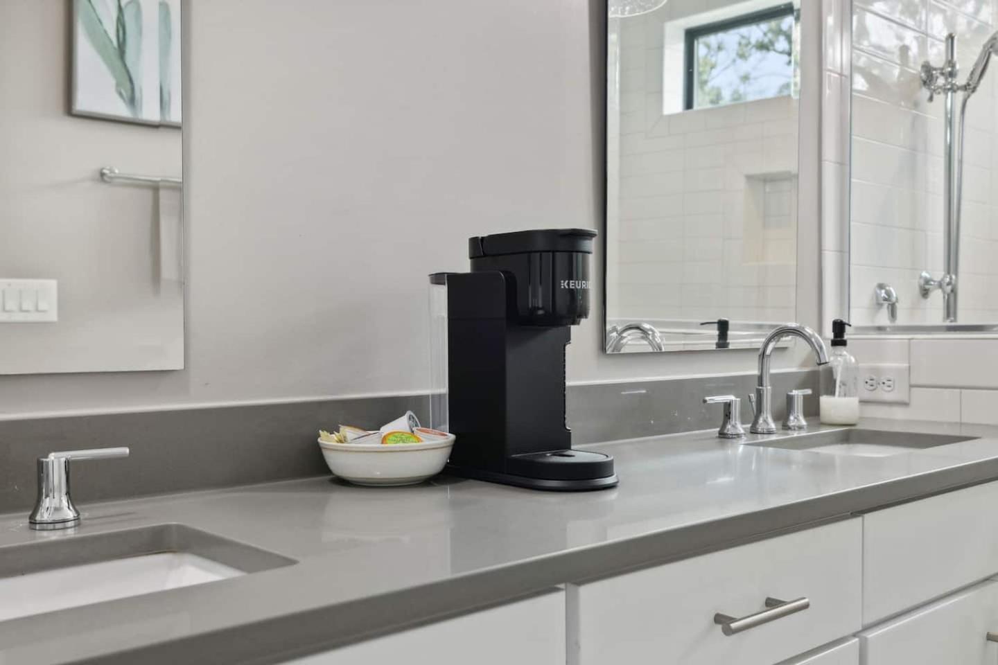 2mi Downtown Hot Tub Balcony 4 King Beds Nashville