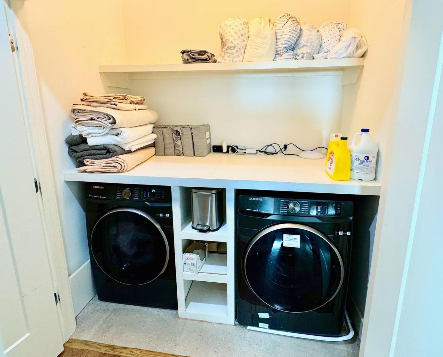 Holiday home 2mi Downtown Hot Tub Balcony 4 King Beds