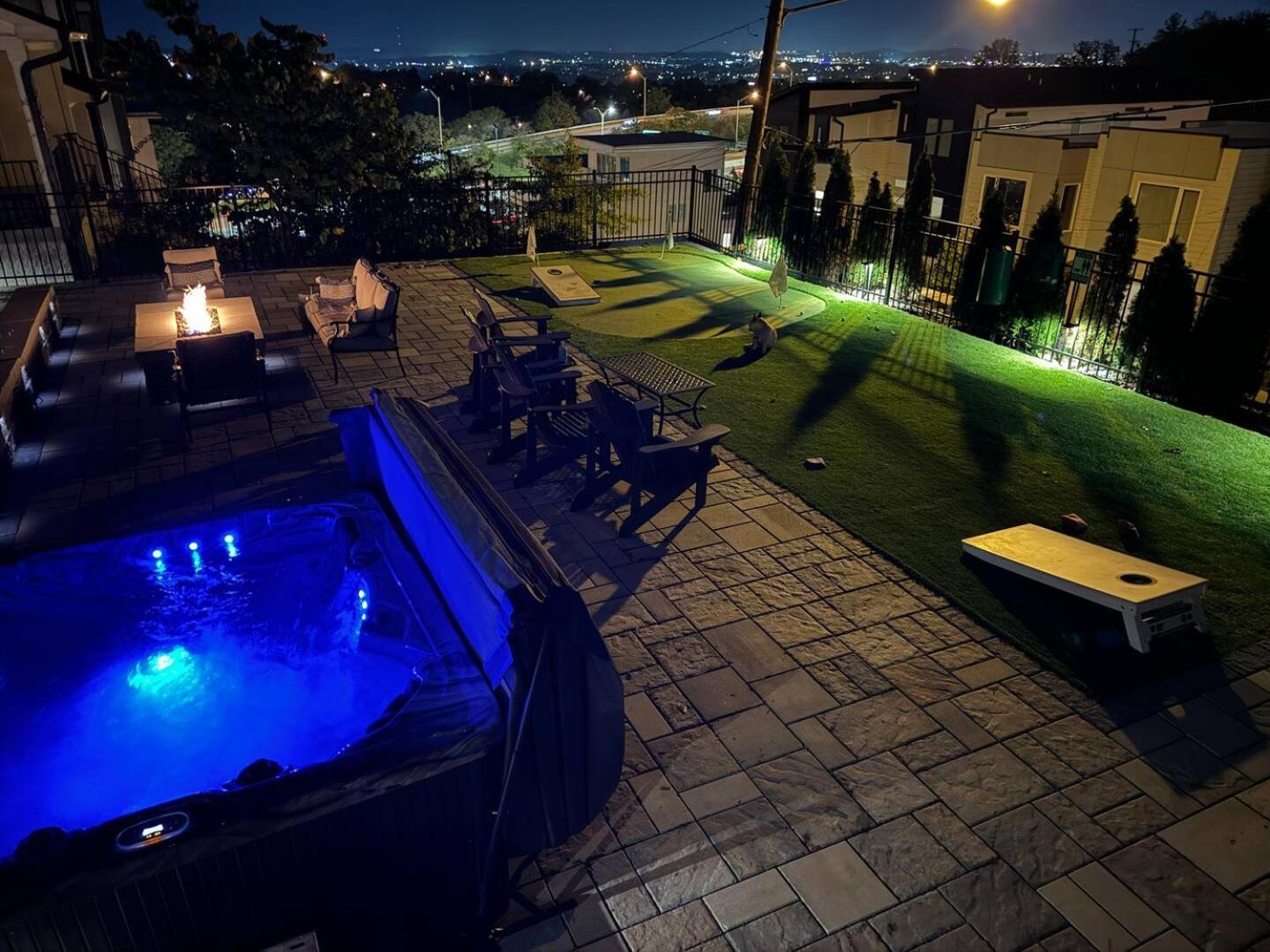 2mi Downtown Hot Tub Balcony 4 King Beds Nashville