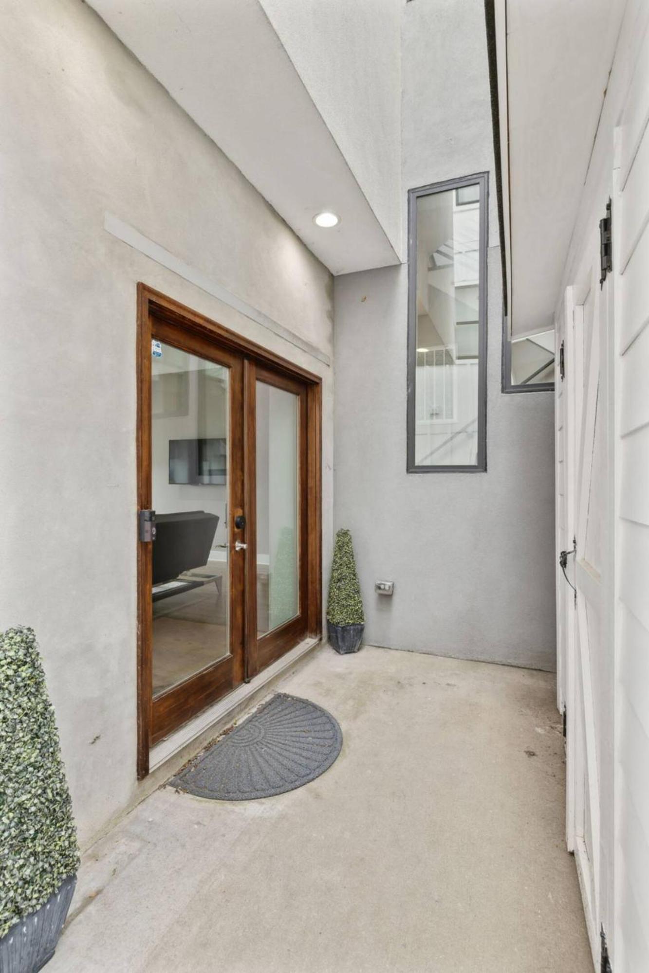 2mi Downtown Hot Tub Balcony 4 King Beds Holiday home Nashville