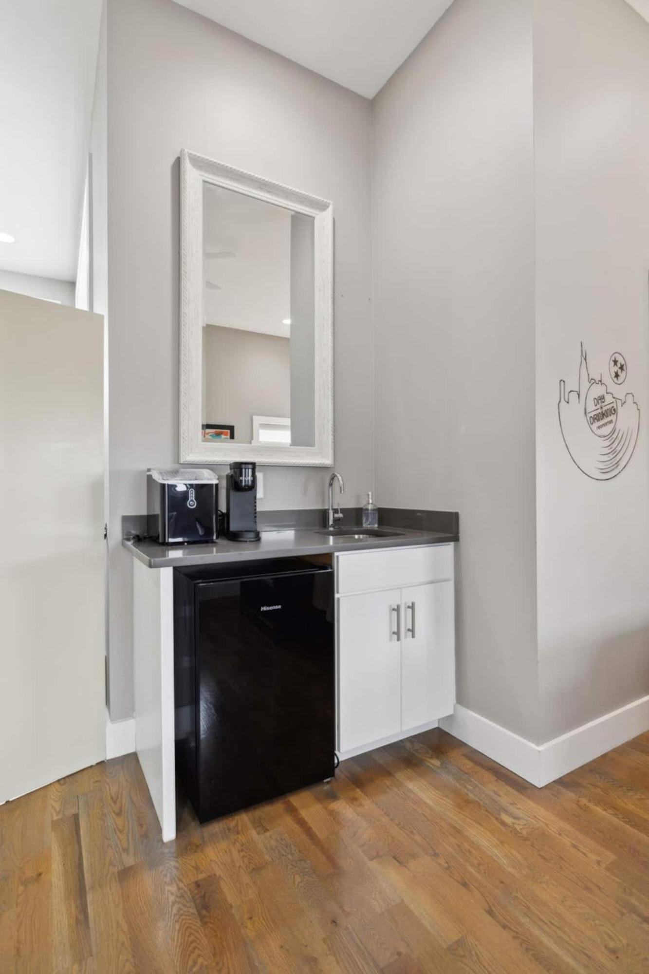 Holiday home 2mi Downtown Hot Tub Balcony 4 King Beds Nashville