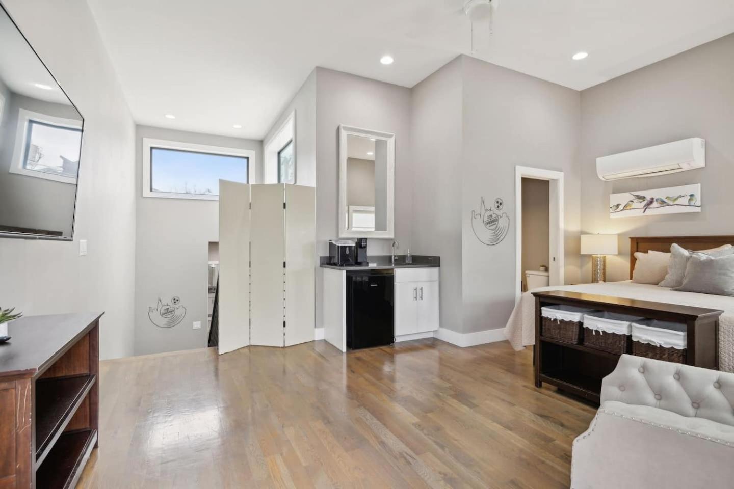 2mi Downtown Hot Tub Balcony 4 King Beds *