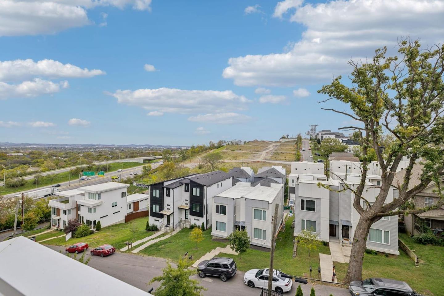 2mi Downtown Hot Tub Balcony 4 King Beds
