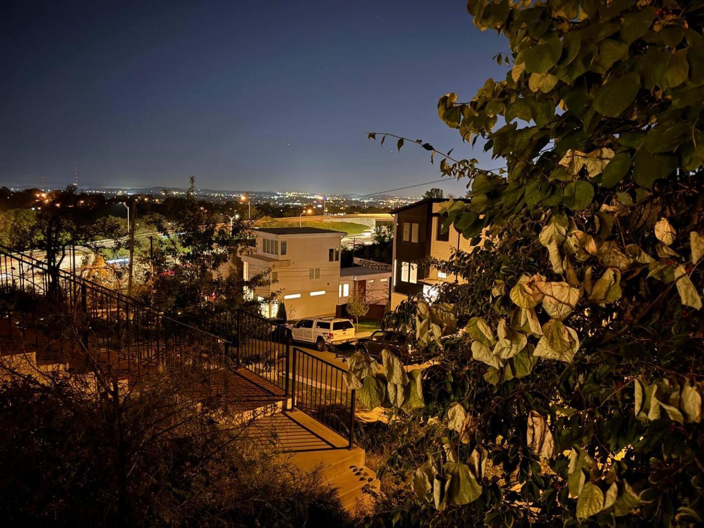 Holiday home 2mi Downtown Hot Tub Balcony 4 King Beds