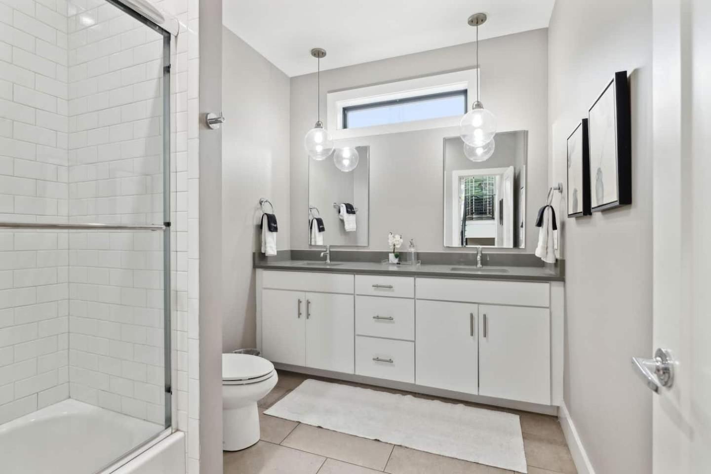 2mi Downtown Hot Tub Balcony 4 King Beds Nashville