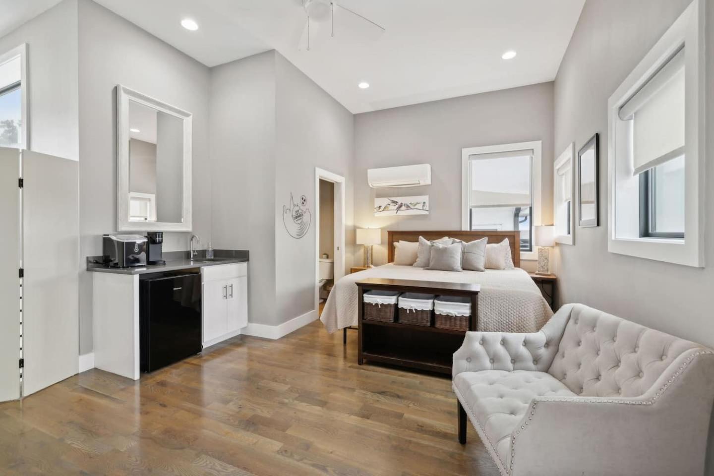 2mi Downtown Hot Tub Balcony 4 King Beds Holiday home Nashville