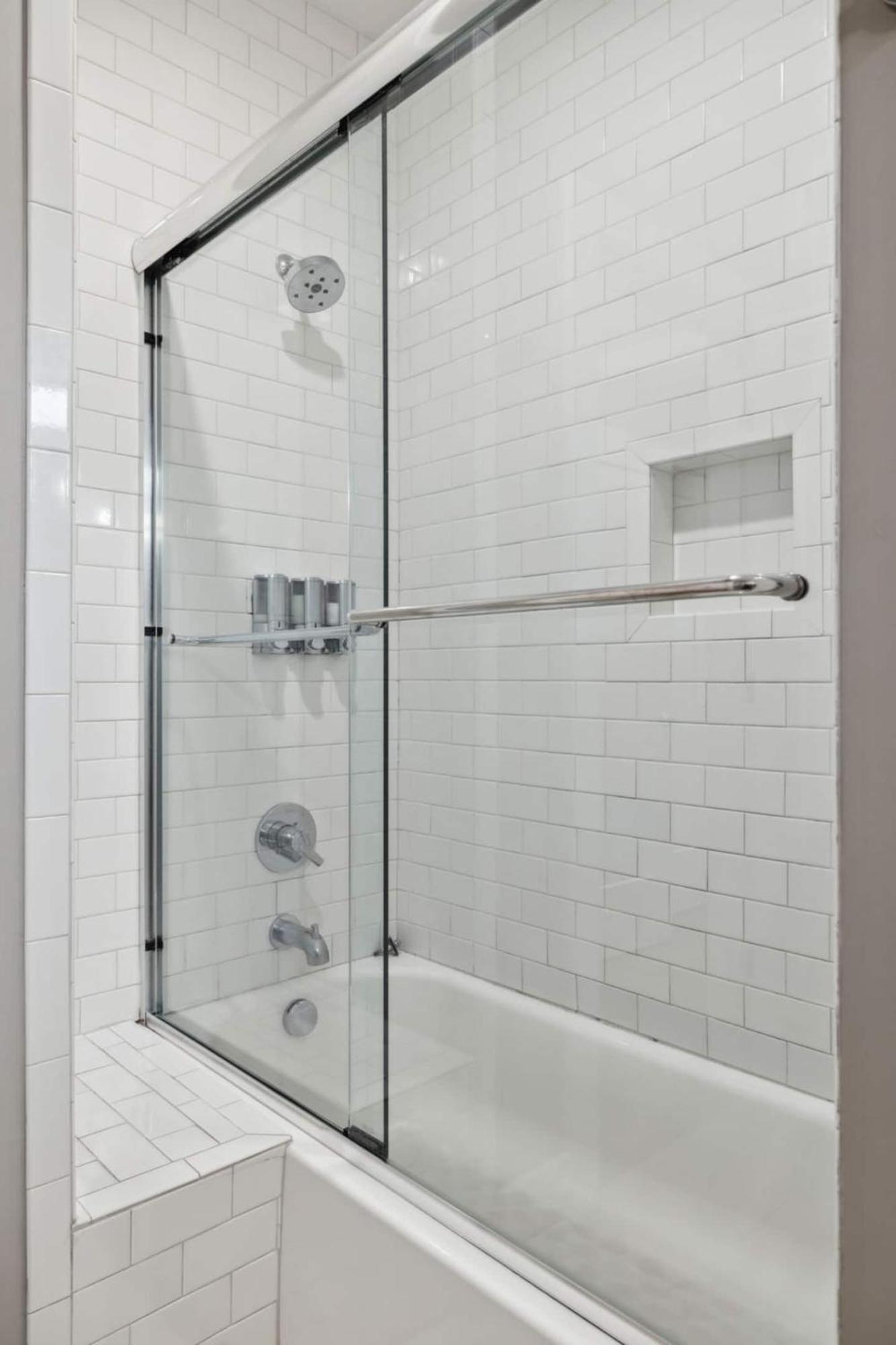 2mi Downtown Hot Tub Balcony 4 King Beds Nashville