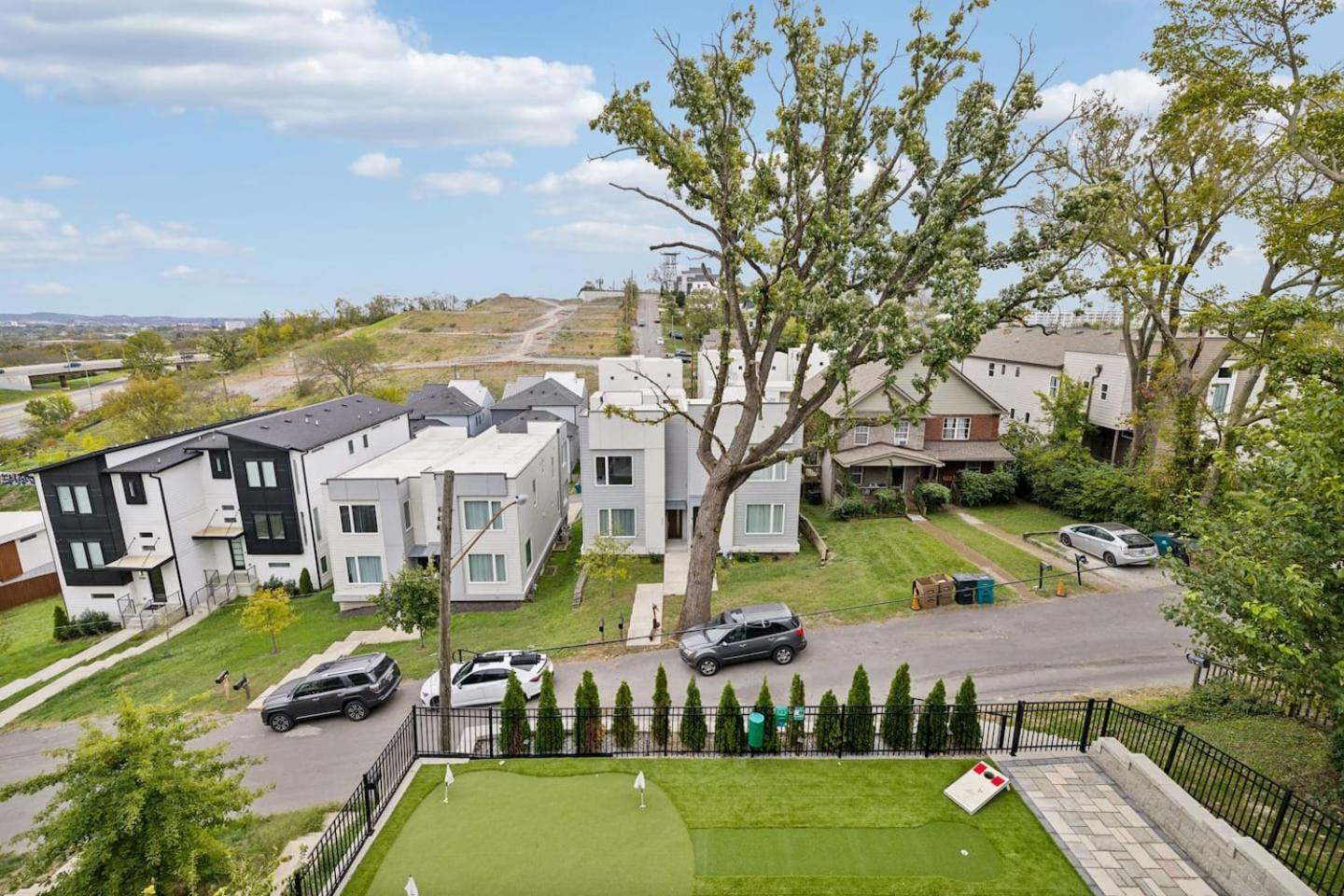 2mi Downtown Hot Tub Balcony 4 King Beds *