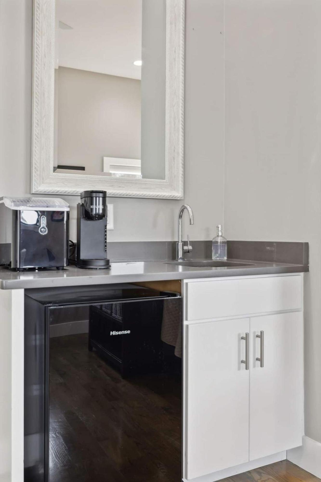 2mi Downtown Hot Tub Balcony 4 King Beds * Nashville