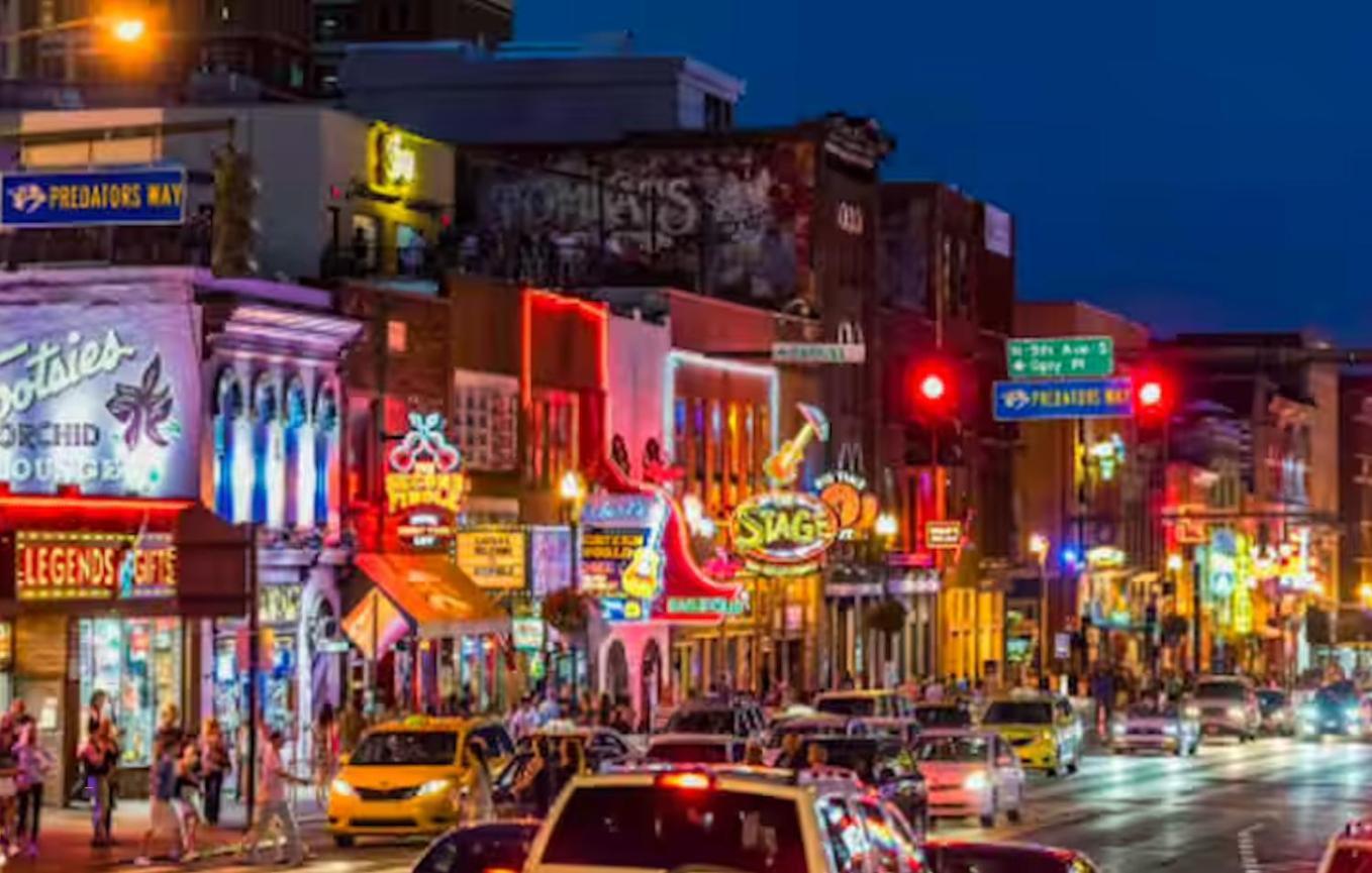 Big New And Modern With Skyline View Mural And Ping Pong Holiday home