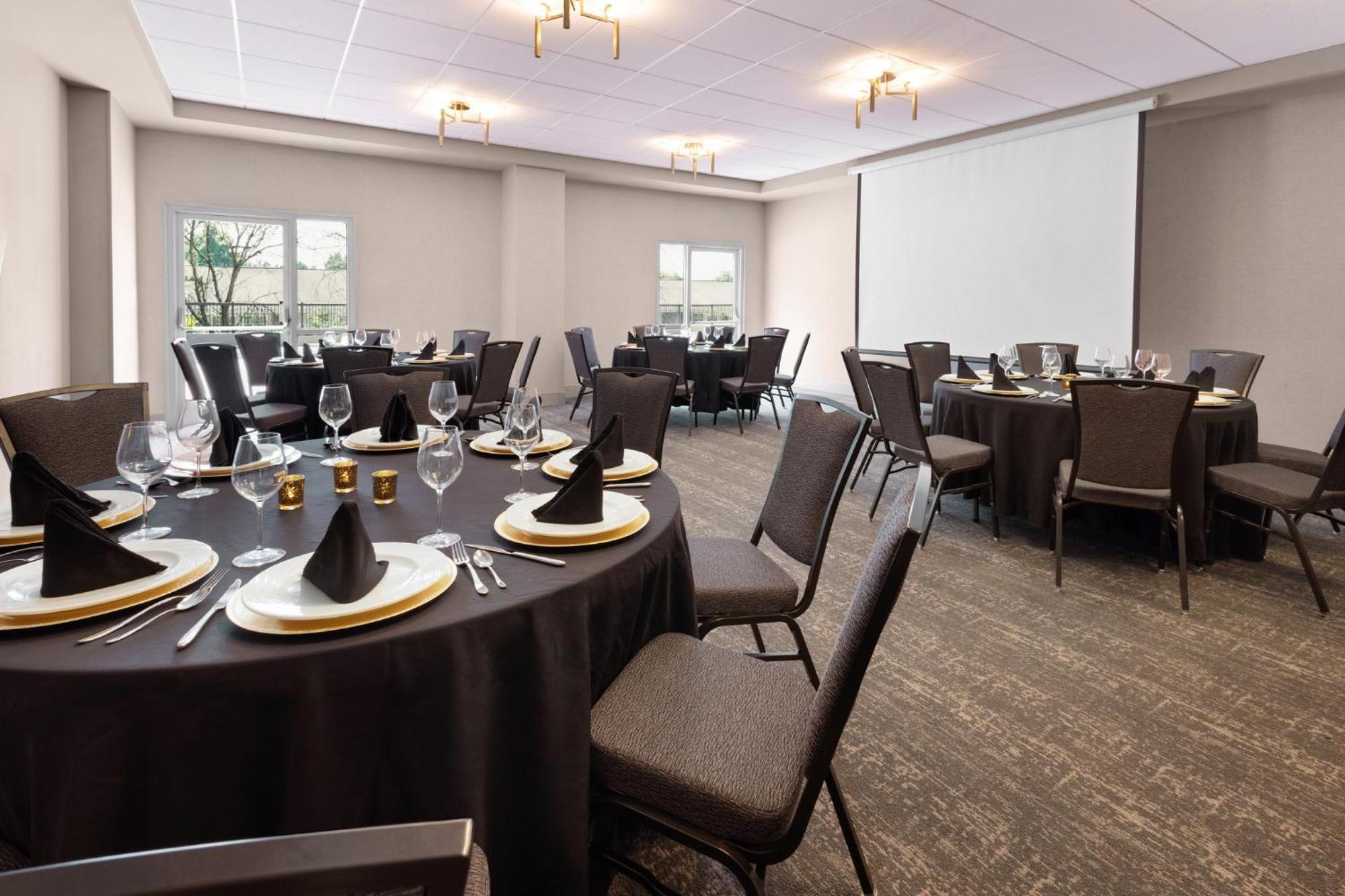 Hotel Crowne Plaza Airport By Ihg