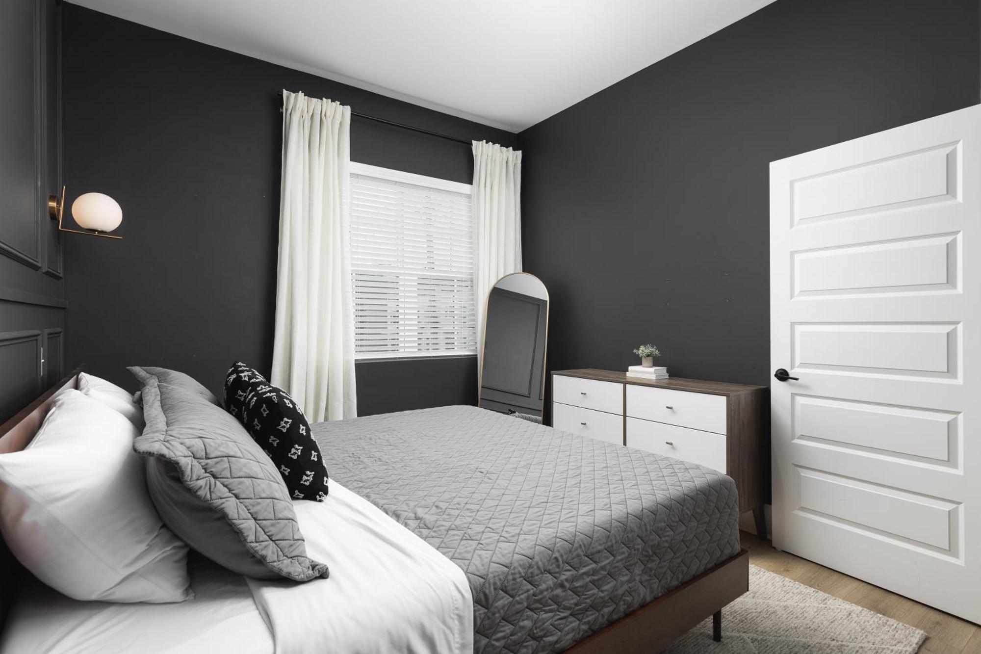 Apartment With Free Parking, 3 Mi Downtown & Stadium, By Coffee