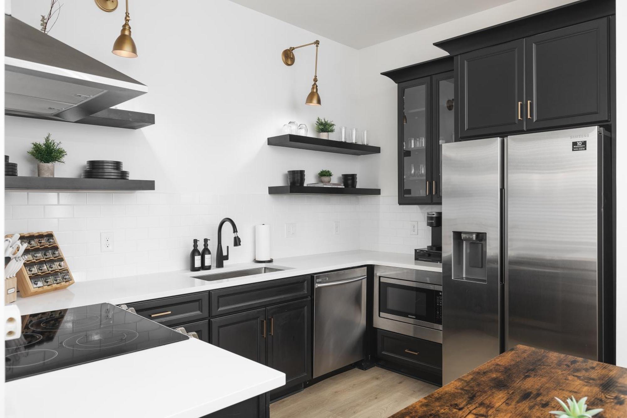 Apartment With Free Parking, 3 Mi Downtown & Stadium, By Coffee