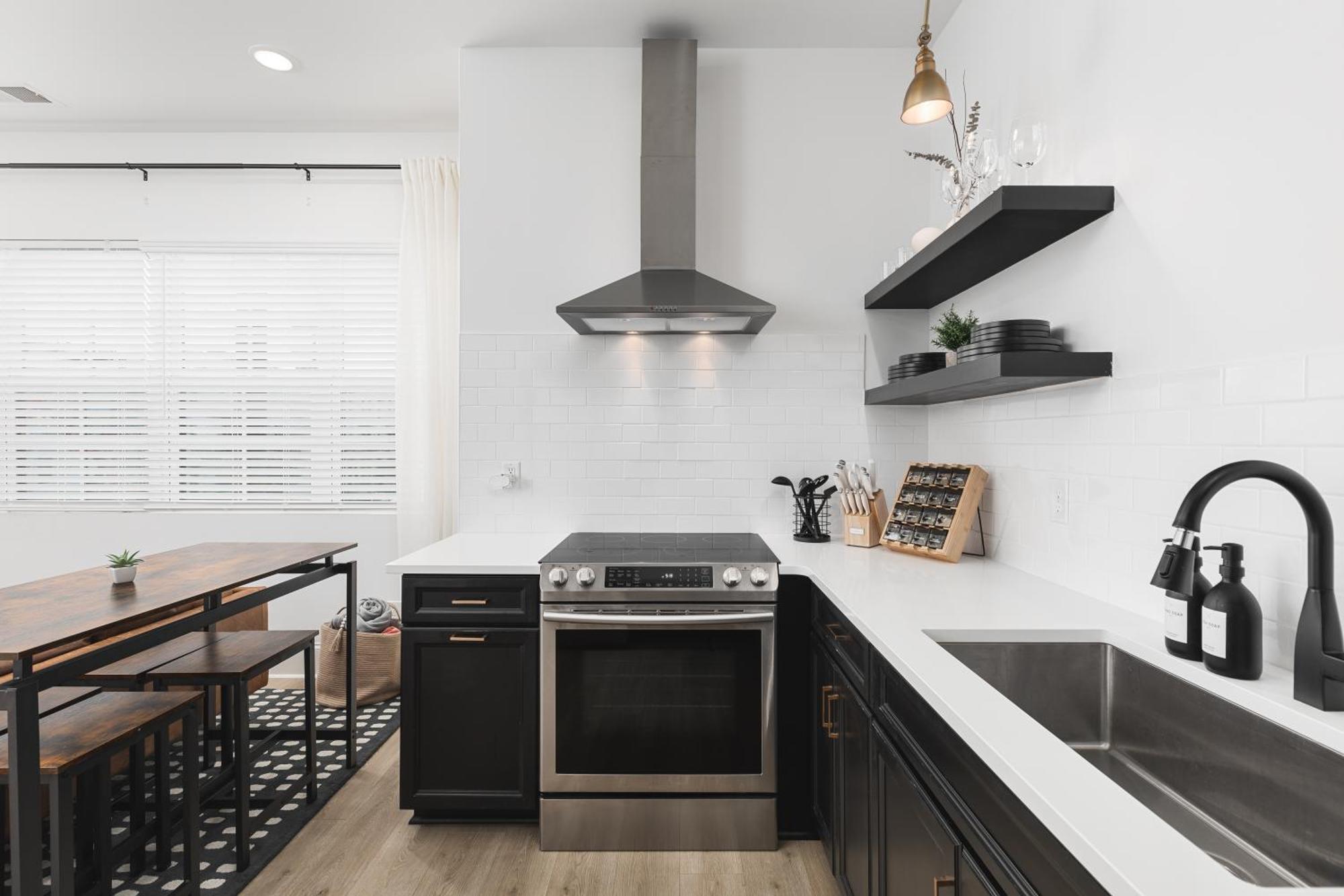 Apartment With Free Parking, 3 Mi Downtown & Stadium, By Coffee *