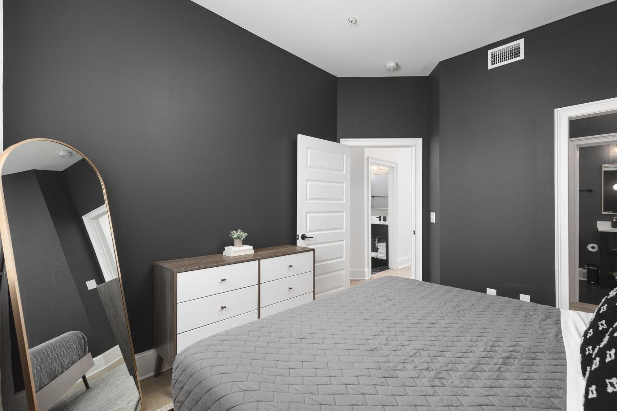 Apartment With Free Parking, 3 Mi Downtown & Stadium, By Coffee *