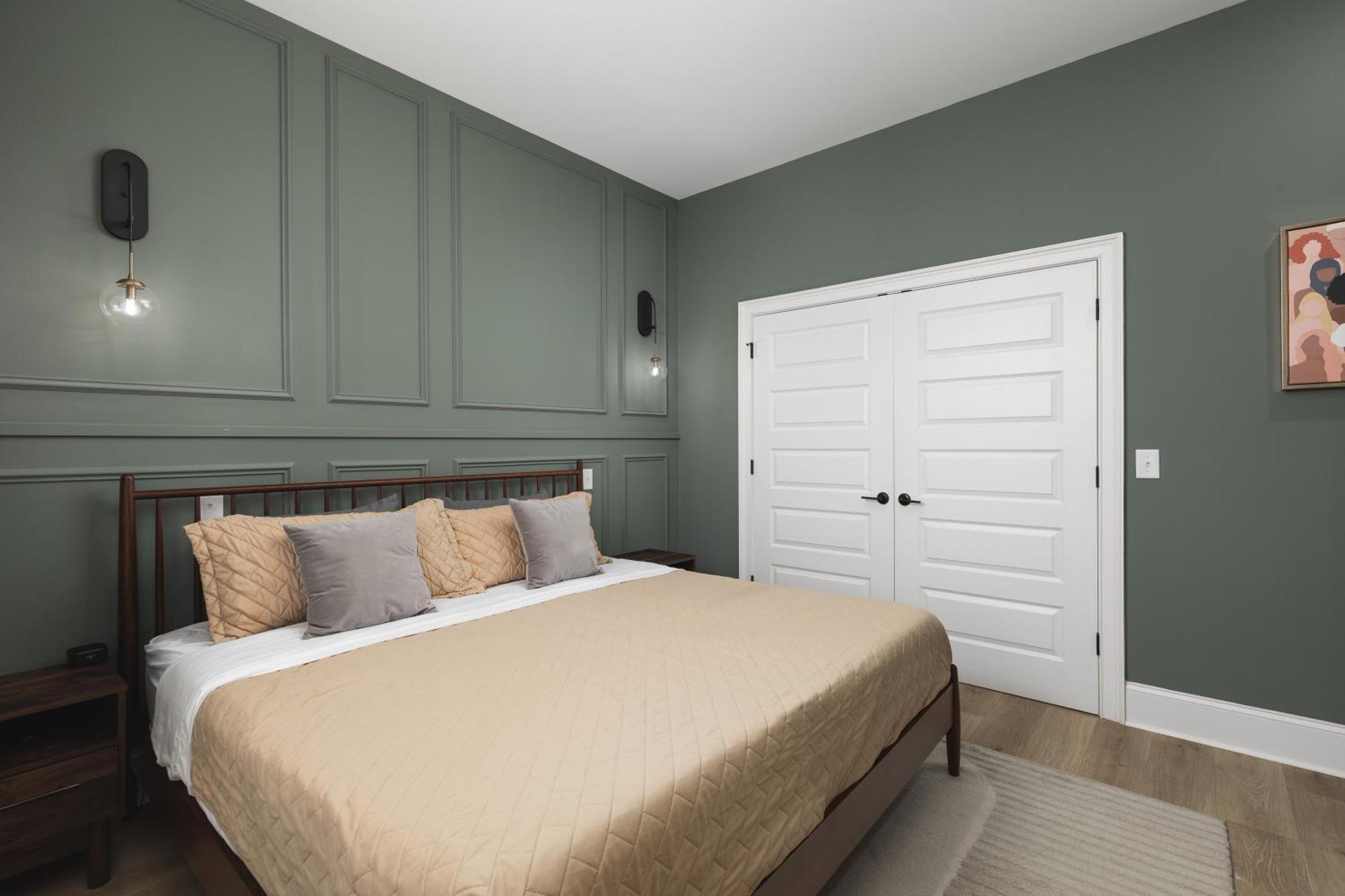 With Free Parking, 3 Miles Downtown, Near Restaurants Nashville