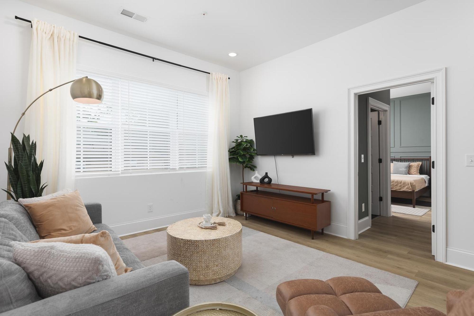 With Free Parking, 3 Miles Downtown, Near Restaurants Apartment *