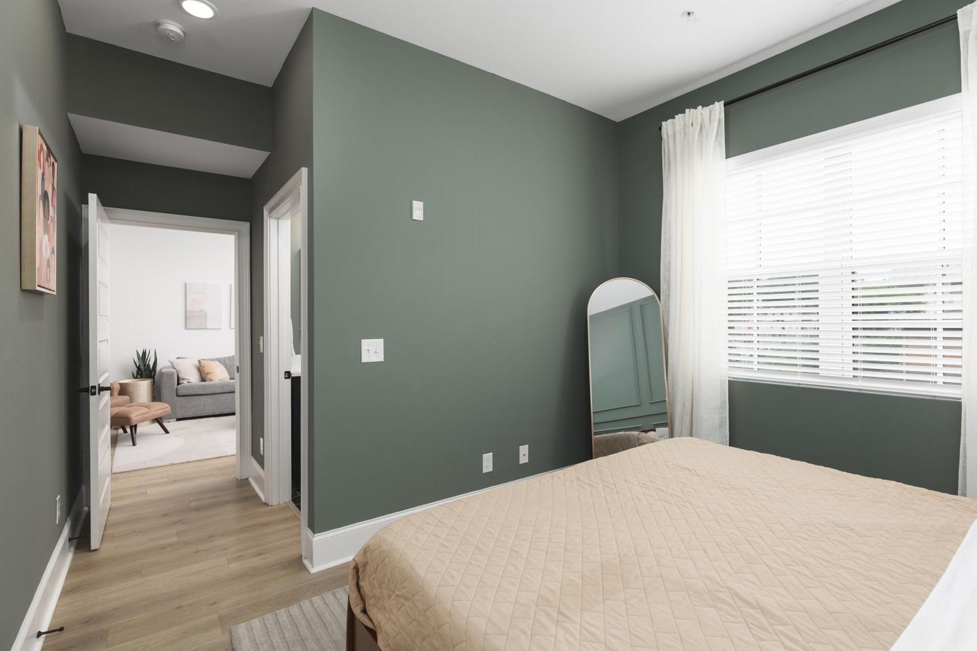 Apartment With Free Parking, 3 Miles Downtown, Near Restaurants *