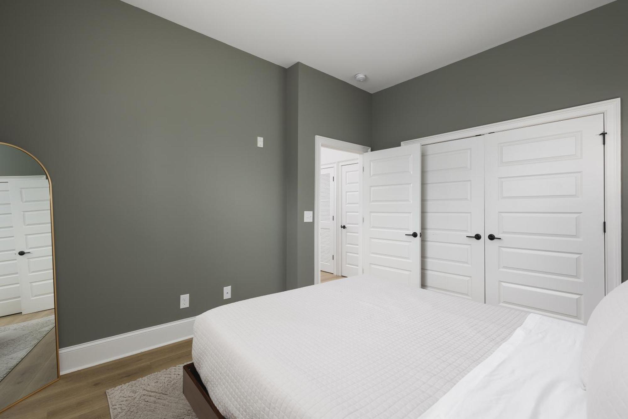 With Free Parking, 3 Miles Downtown, Near Restaurants Apartment