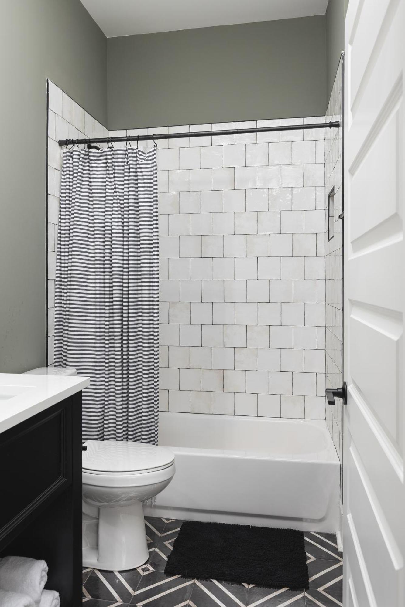 With Free Parking, 3 Miles Downtown, Near Restaurants Apartment Nashville