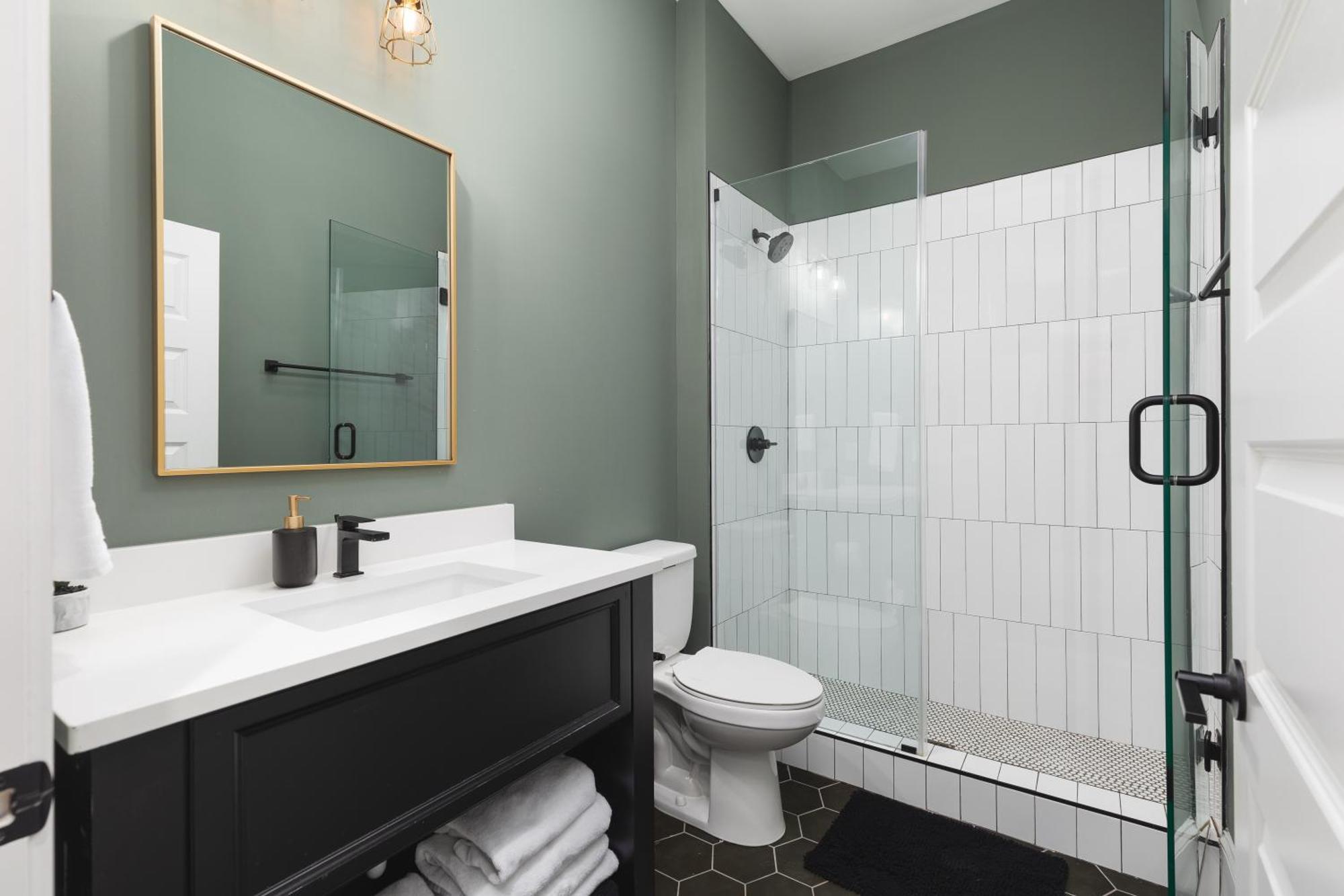 Apartment With Free Parking, 3 Miles Downtown, Near Restaurants