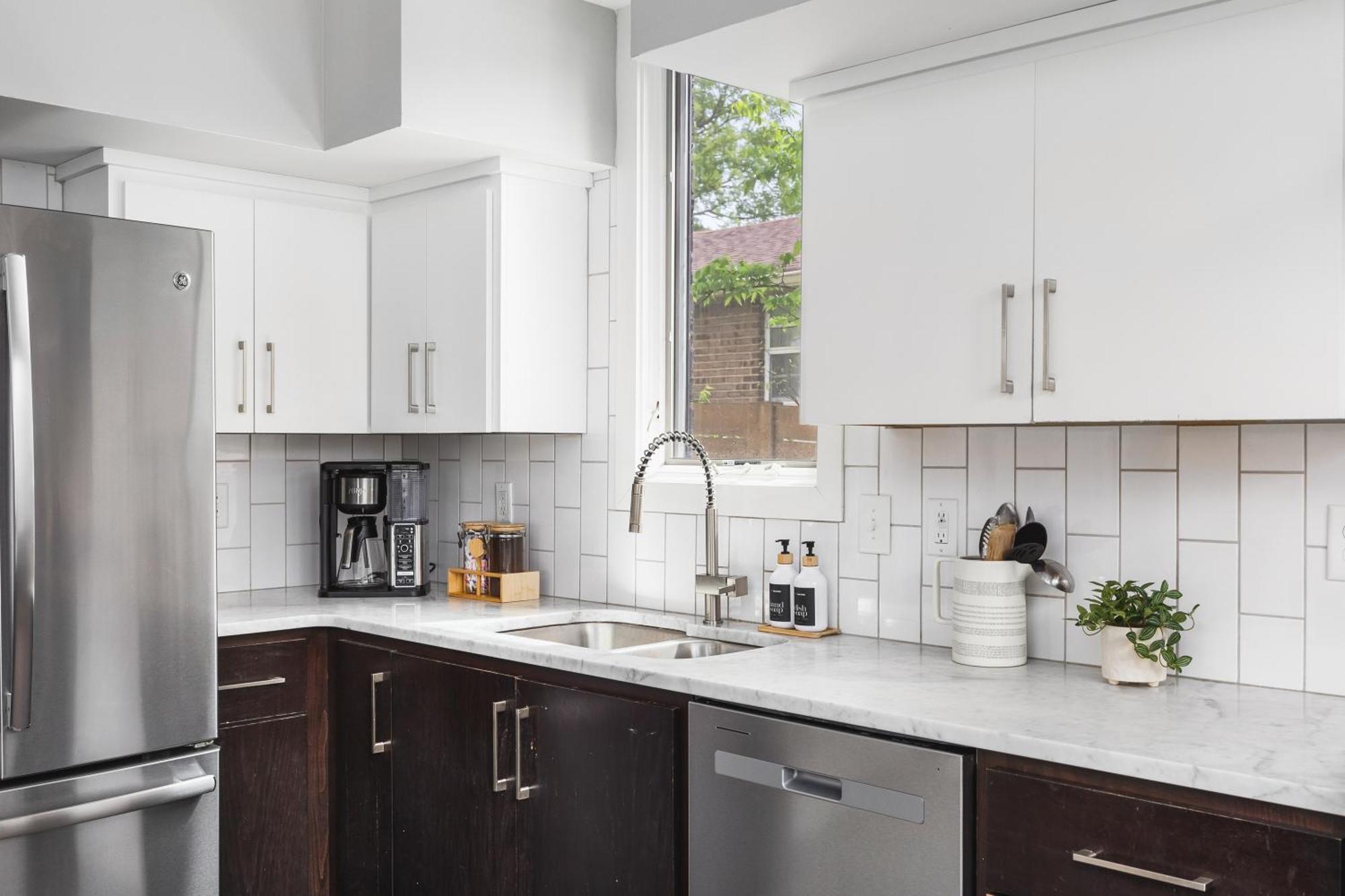 Modern Luxury With Rooftop Deck, 3 Mi To Downtown Holiday home *