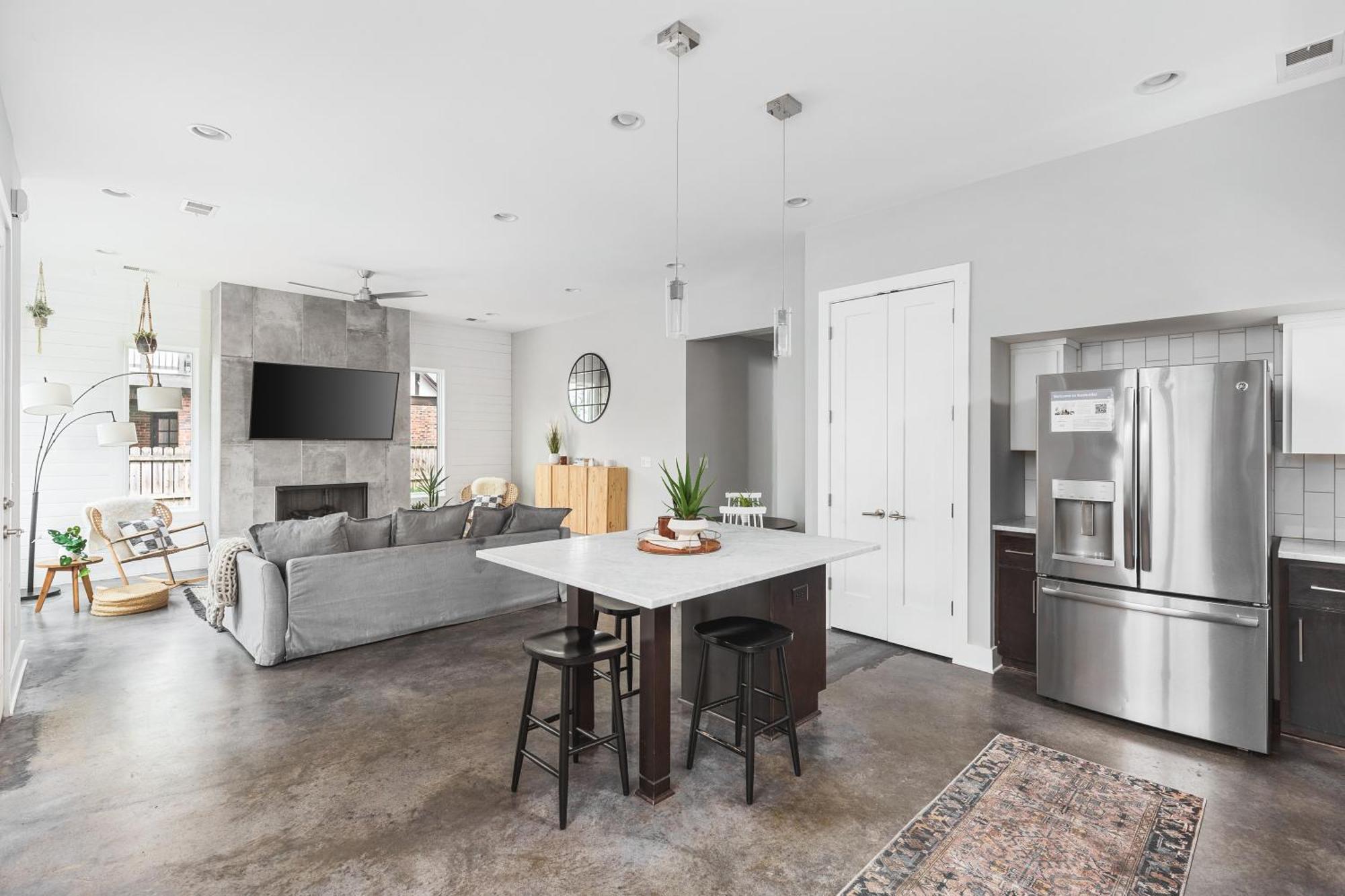 Holiday home Modern Luxury With Rooftop Deck, 3 Mi To Downtown