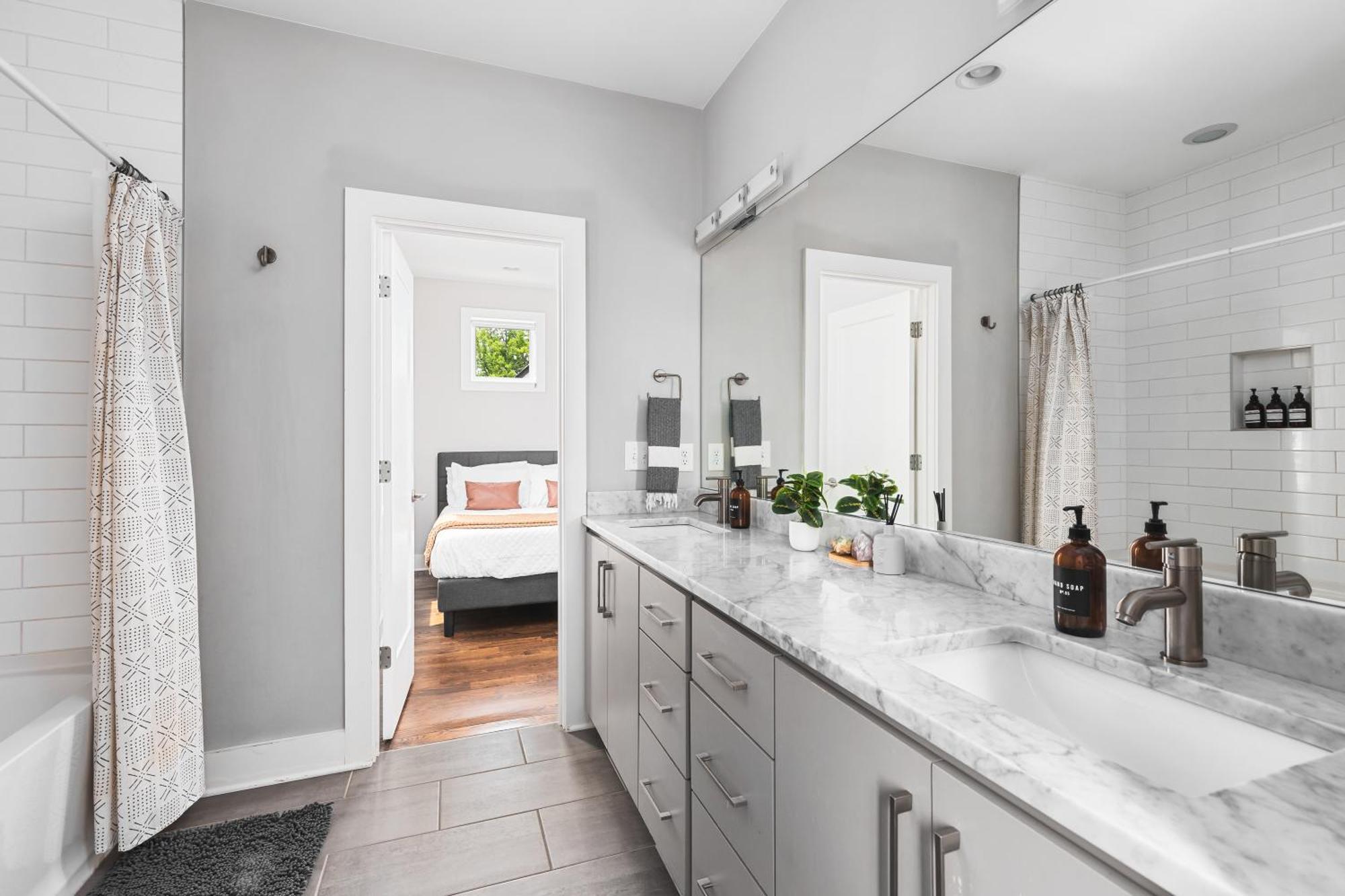 Modern Luxury With Rooftop Deck, 3 Mi To Downtown * Nashville