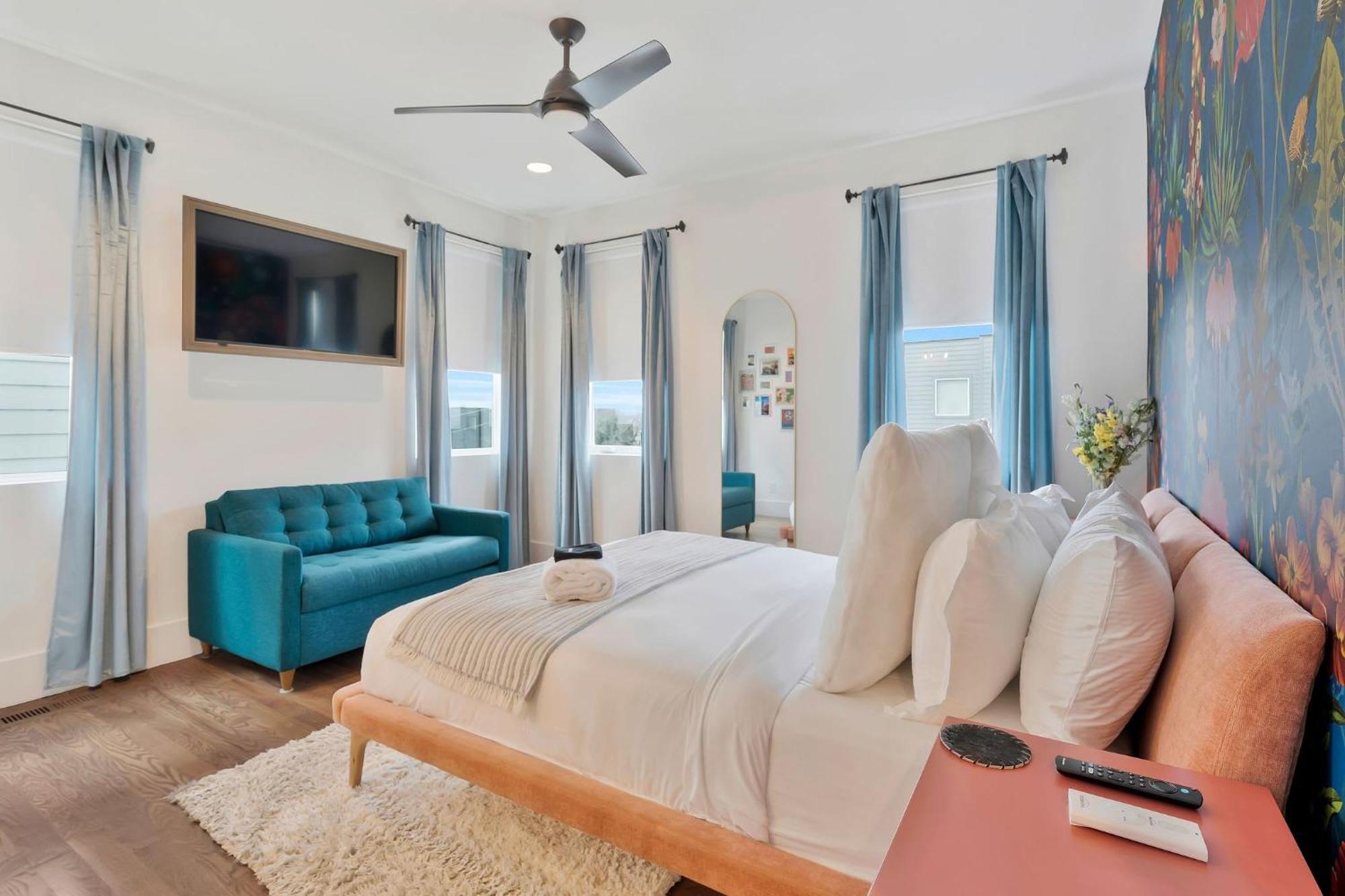 Holiday home Delight - Fun Murals & Downtown Views