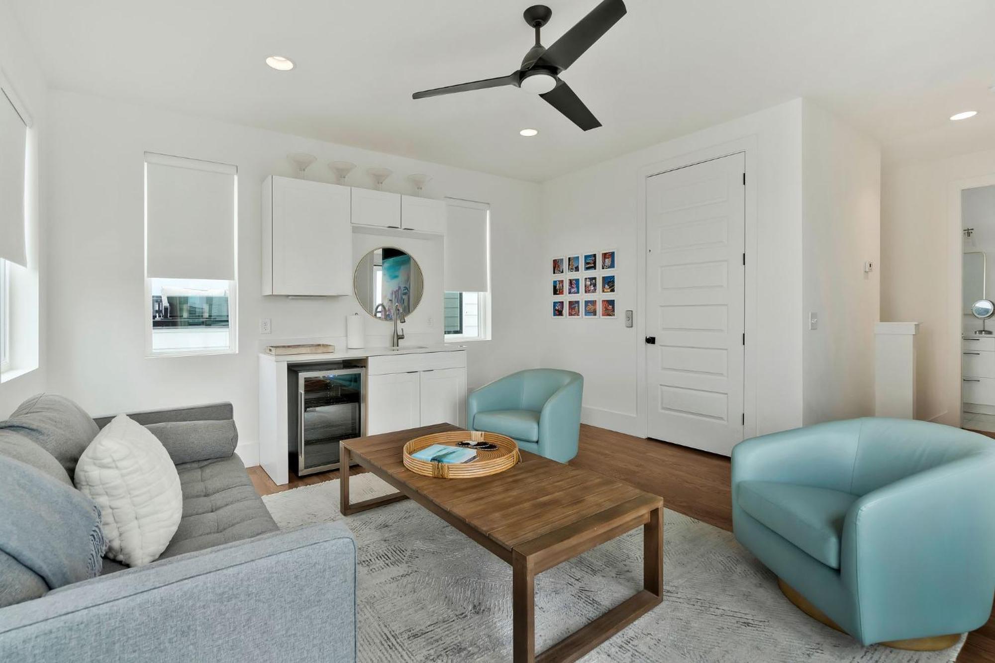 Delight - Fun Murals & Downtown Views Holiday home