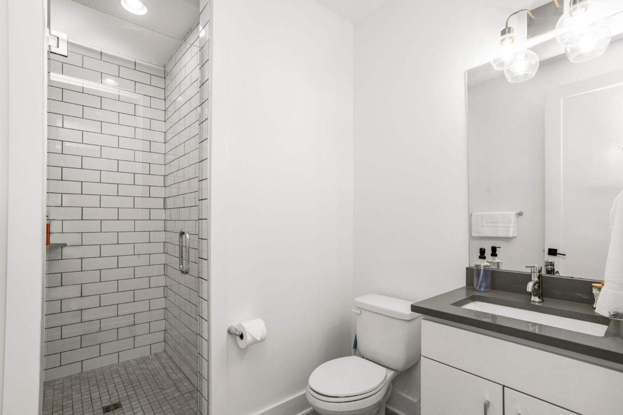 Walk To Music Food Comedy - Vibe At 8th & Argyle Holiday home *