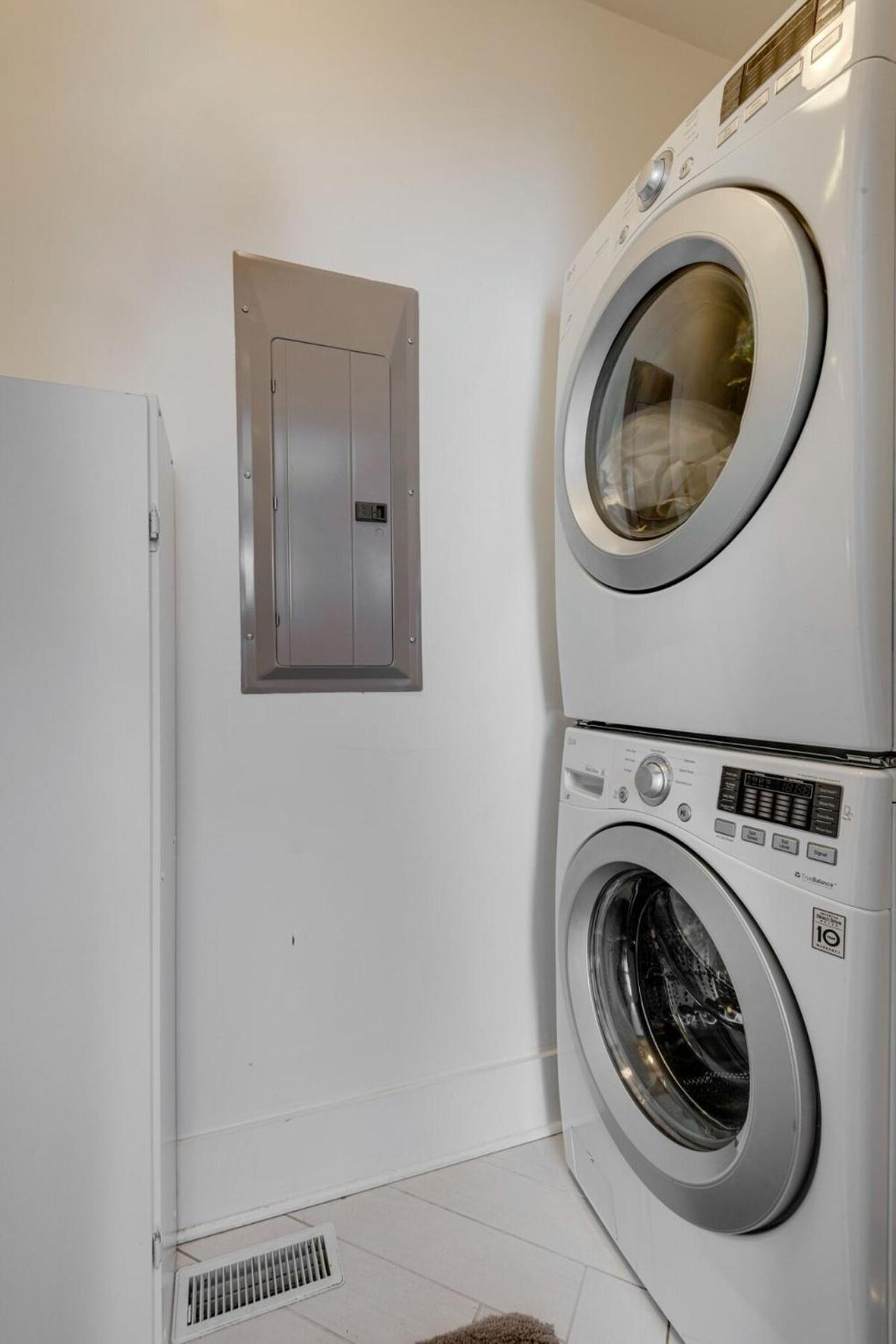 12 South Charmer 3 Bedroom With Rooftop Patio Holiday home *