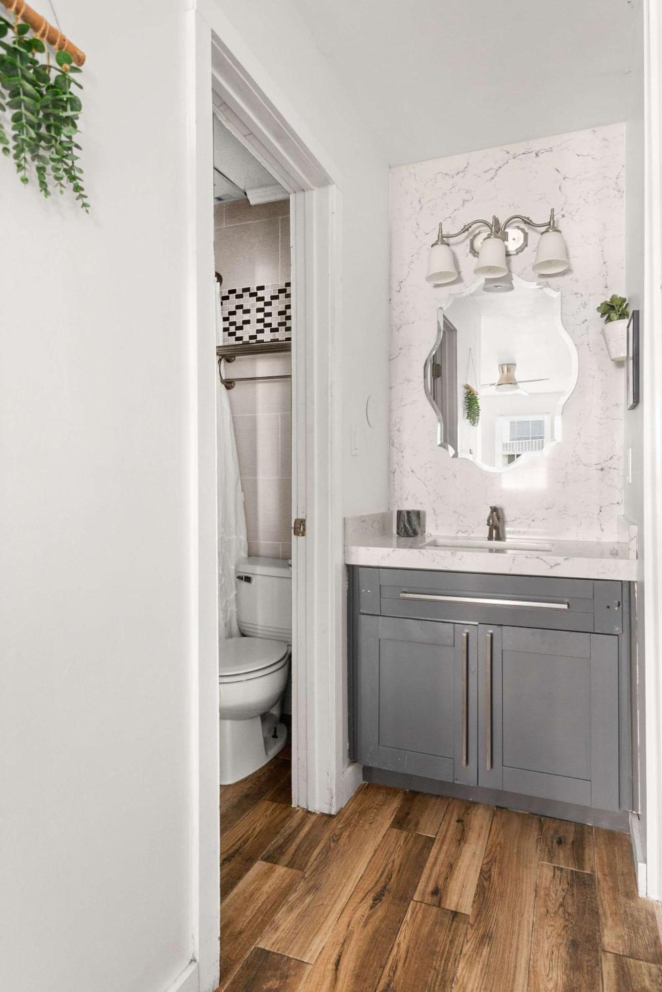 Location Walk To Midtown Bars And Restaurants