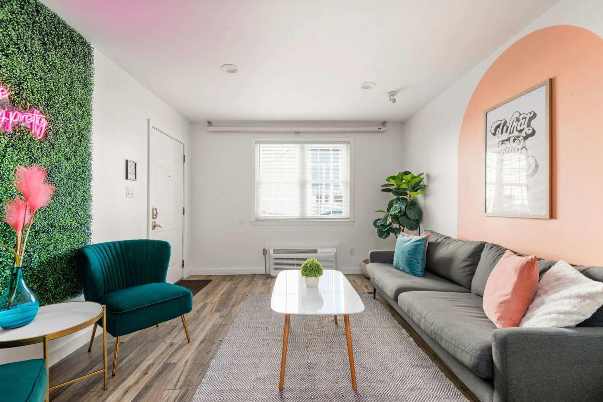 Location Walk To Midtown Bars And Restaurants