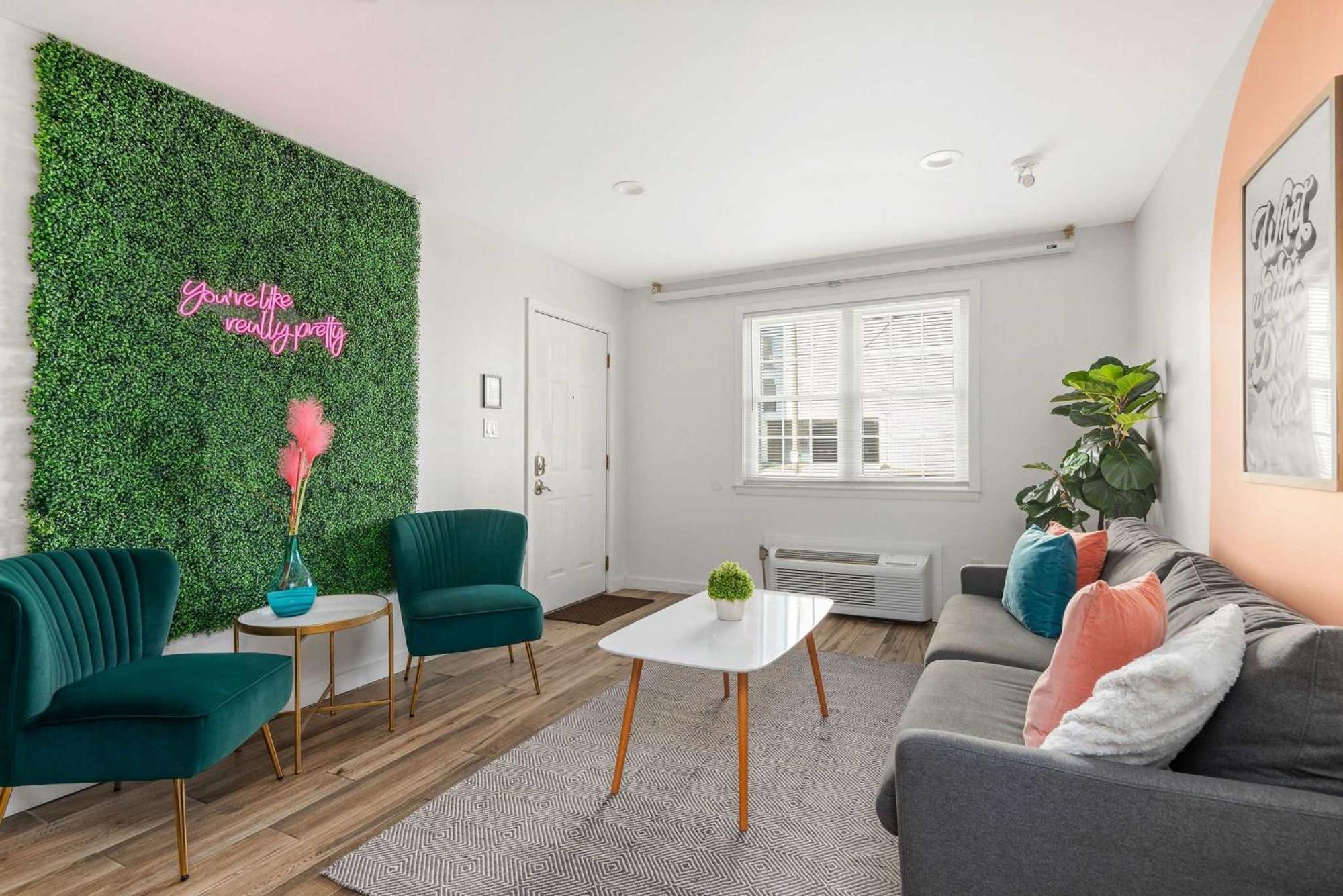 Location Walk To Midtown Bars And Restaurants Apartment