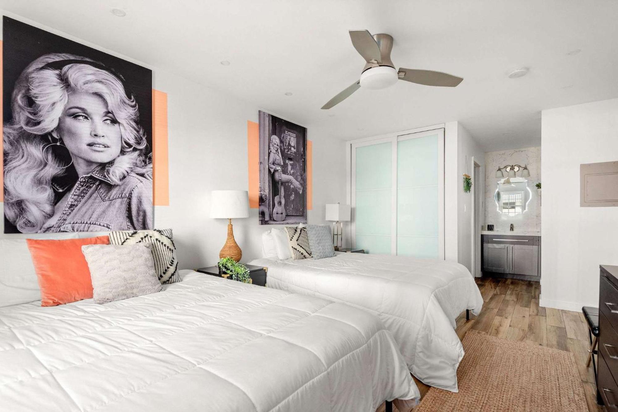 Location Walk To Midtown Bars And Restaurants