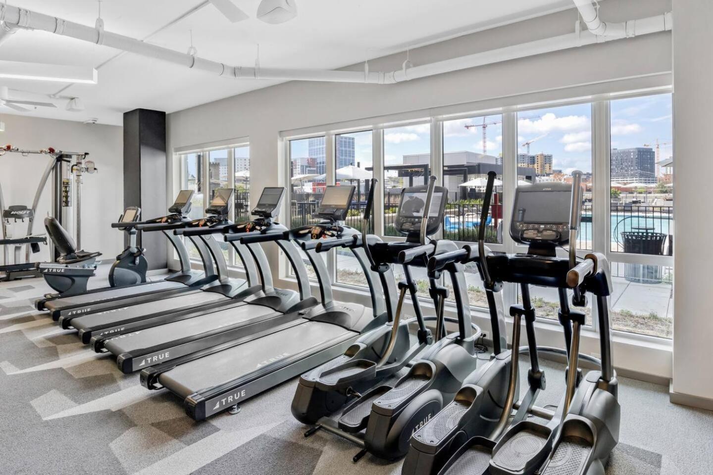 Wild & Chic - Walk To Broadway-rooftop Pool!